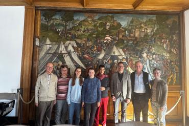 Ein Besuch im Nördlinger Rathaus: Die „Pappenheimer“-Forscher Werner und Annedore Dombacher aus Aalen, die Nördlinger Jugendforscherinnen Anna Fischer und Franziska Eßmann, Irene Münster, Oberbürgermeister David Wittner, Ricardo Münster und Museumsleiterin Andrea Kugler.