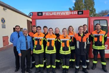 Von links: Prüfer Timo Gayr und Reiner Häfele, Tom Behrens, Sebastian Beck, David Löfflad, Franziska Beck, Vanessa Köhnlein, Senta Pickel, Elena Tatzel, Ausbilder Martin Eicher, Mario Herbich und Patrick Sonnenleitner