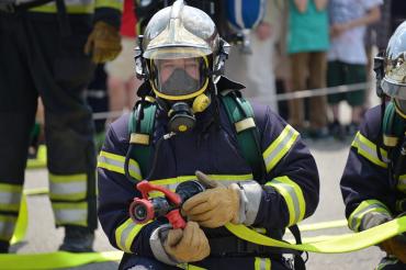 Das Bild zeigt ein Feuerwehrmann
