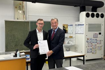 Lukas Bichelbacher (links) und Franz Leinfelder, ehemaliger Vorsitzender der IHK-Regionalversammlung.