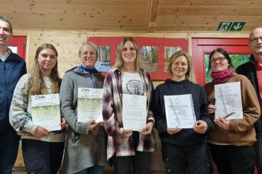 v.l.: Kreisgeschäftsführer Arthur Lettenbauer, Emma Kleibl (Waldkindergarten Monheim), Sandra Fischer (Waldkindergarten Rain), Franziska Krischdat, Delia Friedel und Miriam Buckel (alle Natur- und Waldkindergarten Nördlingen), Leiter BRK - Sozialbereich Martin Heilingbrunner.