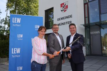 Anke Zitzelsberger, Projektbeauftragte Breitband bei LEW TelNet, Bürgermeister Jürgen Raab sowie Jörg Steins, Geschäftsführer LEW TelNet, haben sich anlässlich des Starts des Glasfaserausbaus in Münster getroffen.