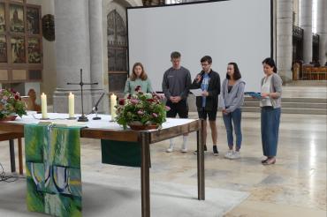 Es gestalteten auch etliche Schülerinnen und Schüler den ökumenischen Schuljahresanfangsgottesdienst mit. Im Bild sind Mitglieder der Q12 und Susanne Schmid zu sehen.