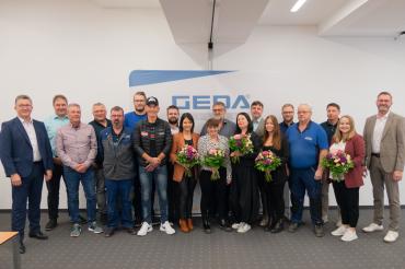 Bild oben: V. l. n. r.: Johann Sailer (Geschäftsführender Gesellschafter), Markus Dommer, Hendrik Kaiser, Günter Theiner, Erwin Foag, Stefan Löffler, André Vogler, Christian Burgetsmeier, Katharina Eder, Nina Treimer, Wolfgang Seitz, Irina Glushak, Dirk Hoppe, Julia Keller, Andreas Langenmair, Andreas Hörmann, Henri Dan Jurisch, Tina Lechner Es fehlt: Julian Seitz, Werner Baumgärtner, Krzysztof Zygfryd Foit