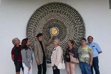 Vor seinem Werk „Impuls“ – Weil jeder Mensch auf seine Art einen Impuls setzt.