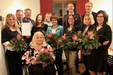 Das Bild zeigt von links hinten nach rechts: Stefan Reichherzer, Ingrid Stippler, Michael Scholz und Johann Natzer. Mittlere Reihe von links: Simone Schmid, Werner Jäntsch, Nina Wiedemann, Ingrid Huber, Sonja Schröppel, Tanja Groschwitz und Silke Siebert. Vorne: Ute Alt.