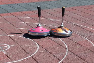 Das Bild zeigt das Stockschießen.