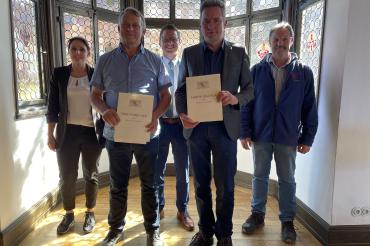 Bild (von links): Hauptamtsleiter Michaela Kleebauer, Thomas Schiele, Oberbürgermeister David Wittner, Georg Kugler und Baubetriebshofleiter Manfred Kopf.