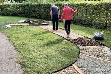 Das Bild zeigt den Barfuß-Pfad am Seniorenheim Rain