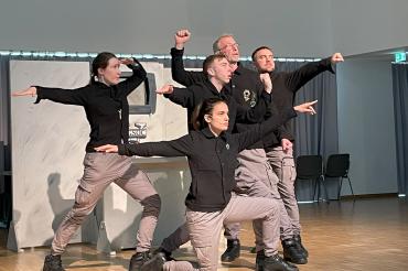 In ihrer eindringlichen Inszenierung von "1984" zeichnete die American Drama Group ein beklemmendes Bild der permanent überwachten und manipulierten Gesellschaft.