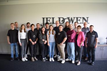 v.l.n.r.: Felix Frühwirth (Holzmechaniker), Wolfgang Oswald (Werkleiter), Sarah Boos (Industriekauffrau), Mehdi Sevim (Holzmechaniker), Sabine Vierkorn (stellvertr. BR-Vorsitzende), Frank Wiedemann (Ausbildungsbeauftragter Industriemechaniker), Jessica Heller, Ben Hammer und Lilli Seitz (Industriekaufleute), Jürgen Angermeyer (Ausbilder Holzmechaniker), Joel Schabert (Industriemechaniker), Andreas Bandmann (Elektroniker), Samuel Martic und Lukas Hasmüller (Holzmechaniker), Karin Dorn (Ausbilderin Industriek