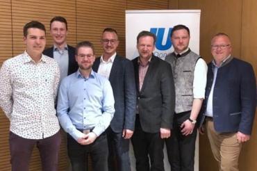 V.l.n.r.: Matthias Forster, Marco Pulci (Bauingenieur, Moderator der Veranstaltung), Dominik Schäff, Dominik Schiele (Leiter Baufinanzierung RVB Ries eG), Christoph Schmidt (Zimmermeister, Staatl. gepr. Techniker Firma Taglieber Holzbau GmbH), Julian Bumberger (JU Kreisvorsitzender), Timo Böllmann (Bürgermeister der Gemeinde Möttingen)