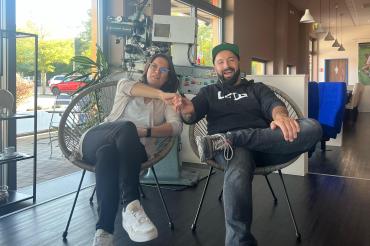 Kinobetreiberin Marion Böhm (links) und Fladenpiraten Marcel Kraft laden wieder ein zu KULT-KINO. Exklusiv für einen Abend kommen Filmklassiker zurück ins Kino Nördlingen. 