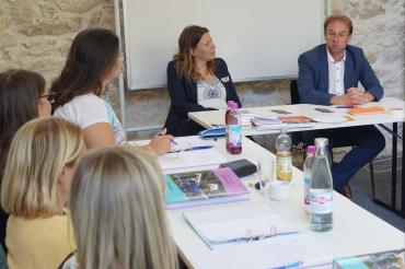 MdL Wolfgang Fackler hat sich mit Stefanie Büchele und ihren Kursteilnehmerinnen über das neue Ausbildungskonzept ausgetauscht.