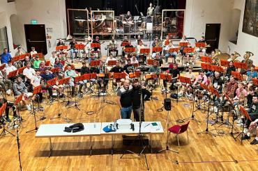 Das Bild zeigt Stadtkapellmeister Oliver Körner und Tonmeister Lukas Bruckmeyer vom DONAUTON Studio und vom mobilen Studio 80 mit den Musikern der Knabenkapelle Nördlingen im Stadtsaal Klösterle 