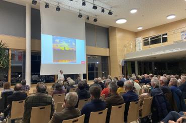 Publikum bei der Bürgerversammlung Oettingen