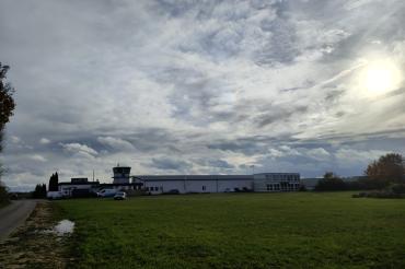 Das Bild zeigt den Genderkinger Flughafen.