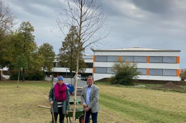 Sophia Och (Kreisfachberaterin für Gartenkultur und Landespflege am Landratsamt Donau-Ries) und Landrat Stefan Rößle bei der Baumpflanzaktion am 23. Oktober 2023