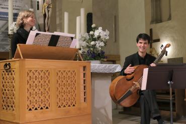 Daniela Niedhammer und Viktor Töpelmann an Viola de Gamba und der Orgel.