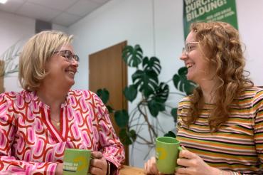 Zu sehen sind Frauen die sich über die Nachhaltigkeit ihres Kleiderschrankes unterhalten.