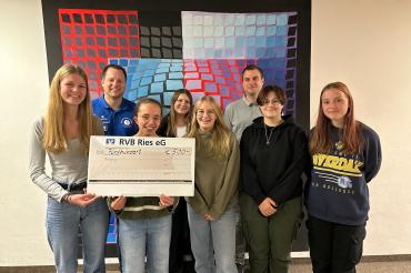 vorne Schülerinnen der Arbeitsgruppe und hinten von rechts Matthias Rösch (Ausbildungsbetreuer bei Destilla) und links Thorsten Gleichmar (Berufsfindung und Schulpartner Realschule Maria Stern Nördlingen)