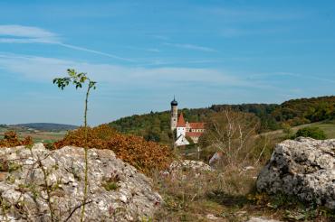 Blick auf die evangelische Kirche St. Georg und das Kloster Mönchsdeggingen