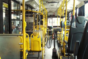 Das Bild zeigt einen Bus.