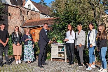 stellvertr. Landrätin Ursula Kneißl-Eder, Oberbürgermeister Jürgen Sorré, ReBox-Initiatorin Dr. Christine Brönner, Schulleitern der PWS Gabriele Braun und betreuende Lehrerin der PWS Julia Ratzek.