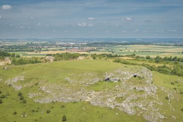 Das Bild zeigt den Riegelberg mit Ofnethöhlen und Blick über den Rieskrater.