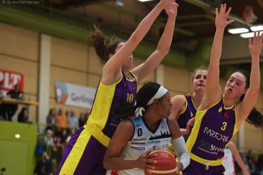 Von Göttinger Veilchen umzingelt. Doch auch drei Gegenspielerin konnten Nördlingens Erika Davenport nicht daran hindern, auch beim 77:63-Heimsieg Topscorerin ihres Teams zu sein. 