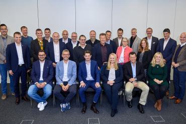 Alle Mitglieder der neu konstituierten IHK-Regionalversammlung Donau-Ries flankiert mit dem IHK-Hauptamt.