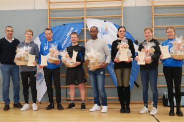 Die Seriensieger 2022 im Hauptlauf (vl: Jamie Williamson (1.), Tobias Gröbl (2.), Snapper Josef (4.),  Sufiyaan Ashaaloo (5.), Stefanie Grimmeisen (3.), Natalie Greiner (2.), Anna Knötzinger (1,)