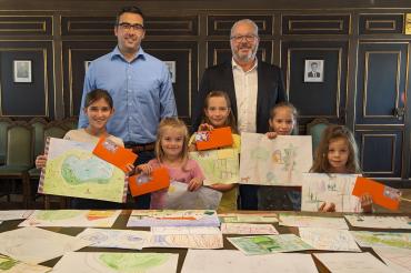 Die Sieger des Malwettbewerbs und ihre Preise.