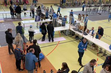 Das Bild zeigt einen Skibasar.