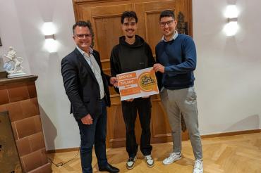 Auf dem Bild sind OB Jürgen Sorré, Mikail Dincer und Sebastian Heckl zu sehen.