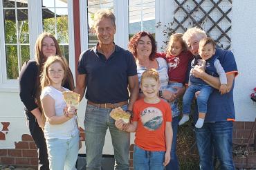 Familie Rasser mit dem gesammelten Spendengeld.