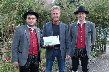 Von links: den 1. Vorsitzenden der Musikkapelle Rögling, Herrn Christian Ferber, den Vorsitzende des Vereins „Kinder  wollen leben, spielen, lachen!“ Herrn Martin Obermann, den 1. Vorsitzenden der Musikkapelle Rögling, Roland Ossiander. 