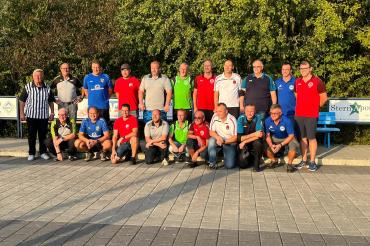 Die Teilnehmer des Duo-Turniers eingerahmt von Schiedsrichter Siegfried Krauth sowie 1. Vorstand Stefan Kleinle der Bäumenheimer Stockfreunde.