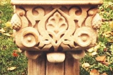 Das Bild zeigt das Kapitell im Garten.