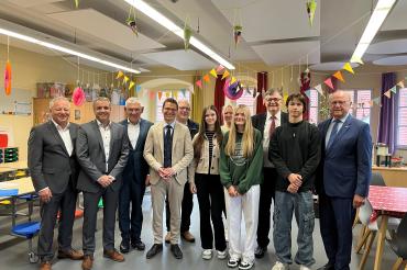 Angestellte Bufdis an Grundschulen.