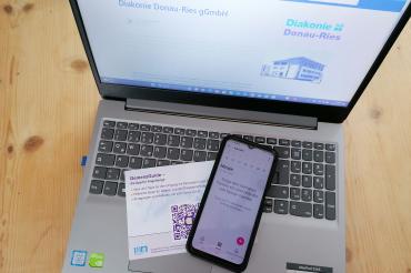 Zu sehen sind die Apps „Nui – Die PflegeleichtAPP" und „DemenzGuide“.