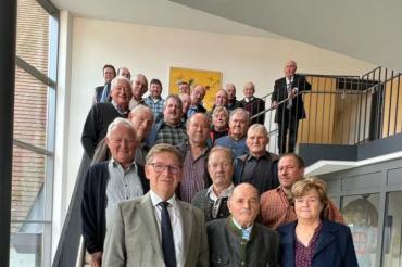 Landrat Stefan Rößle und Vermessungsdirektorin Edith Breumair ehrten die Feldgeschworenen aus dem Landkreis Donau-Ries für ihre ehrenamtliche Tätigkeit.