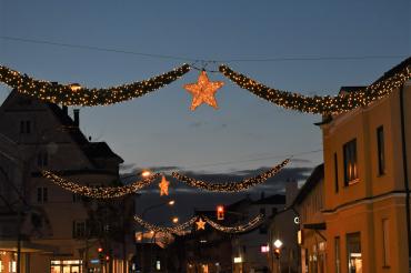 Das Bild zeigt die Weihnachtsbeleuchtung von 2022.