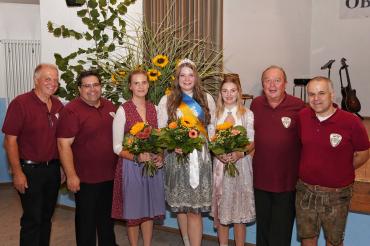 Moderator Adalbert Rößle, 1. Vorstand Christian Hornung, Weinprinzessin Xenia Schmid, Weinkönigin Katharina Kretschmer, Weinprinzessin Jennifer Miller, Schriftführer Alfred Mayr und Sänger Christian Singvogel. 