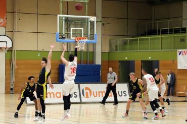 Das Bild zeigt ein Basketballspiel.