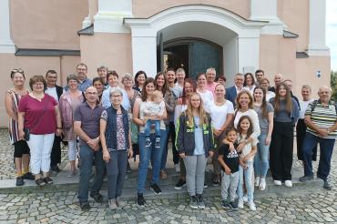 Der Chor De Lumina gemeinsam mit Angehörigen im Jahr 2023 in Neumarkt. Vorderste Reihe ganz rechts: Chorgründerin Lydia Pfefferer.