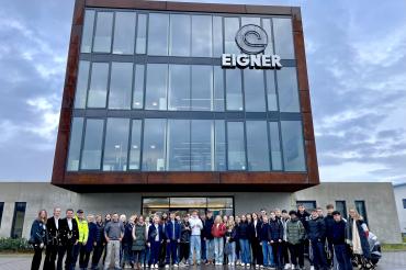 Das Bild zeigt die Wirtschaftsschule Nördlingen zu Besuch bei Eigner Bau.