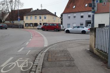 Das Bild zeigt eine Straße.