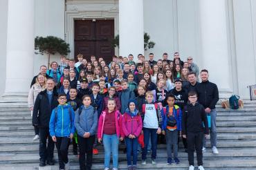 Die Reisegruppe vor der Wiener Karlskirche.