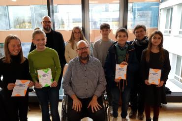 vorne (v.l.n.r): Lina Enders, Letizia Berner, Axel Lumper, Leon Pausch, Nela Rau hinten (v.l.n.r.): Matthis Lehmann, Charlotte Lüftl, Jonathan Christ, Dr. Renate Rachidi